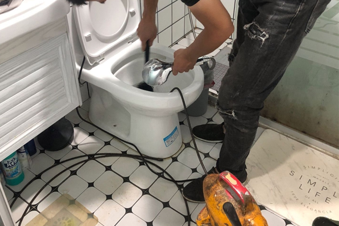 嫩江马桶堵塞自己疏通还是找师傅？专业上门服务让你省时更省心